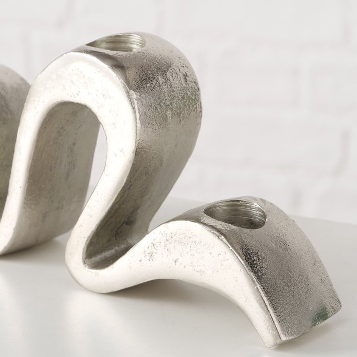 Boltze Home Kaarsenhouder 4 Dinerkaarsen - Kandelaar Zilver Metaal - Organische Golvende Vorm - Moderne Woondecoratie - 30,5 x 4 x 9 cm