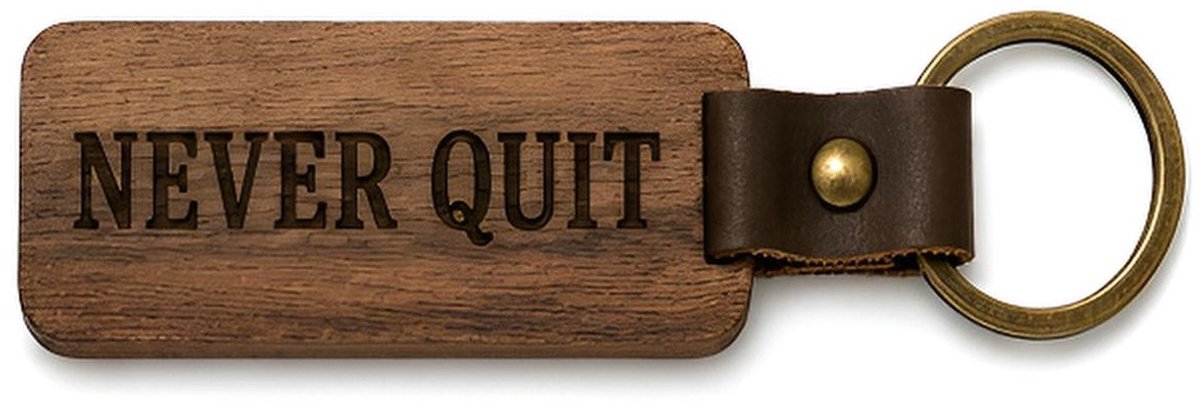Houten Sleutelhanger "Never quit" - Met Gravure - Hout & PU Leer - 10 cm - Motivatie Cadeau Man / Sporter / Doorzetter