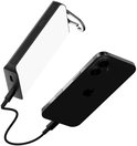 Zwarte powerbank met een wit vlak, aangesloten op een zwarte iPhone met een witte kabel. Een metalen clip is zichtbaar aan de powerbank.