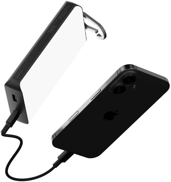 Zwarte powerbank met een wit vlak, aangesloten op een zwarte iPhone met een witte kabel. Een metalen clip is zichtbaar aan de powerbank.