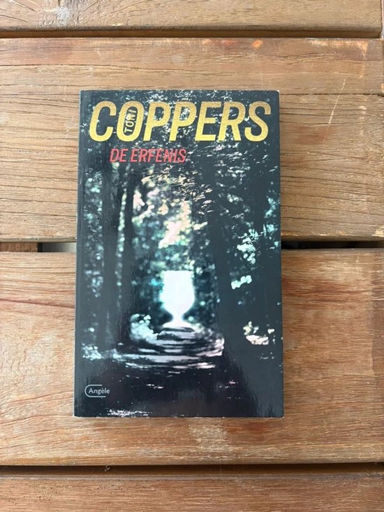 Boek 'Coppers De Erfenis' met donker bos op kaft.