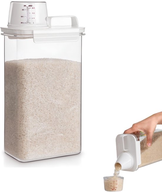 Transparante rijstcontainer met witte maatbeker deksel, gevuld met rijst. Een hand giet rijst uit de container in de maatbeker.