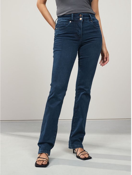 Donkerblauwe bootcut jeans, plat weergegeven.