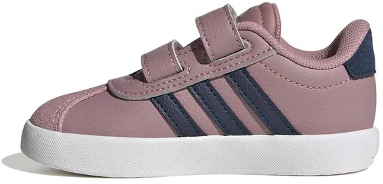Roze Adidas sneaker met klittenbandsluiting, donkerblauwe strepen en witte zool.