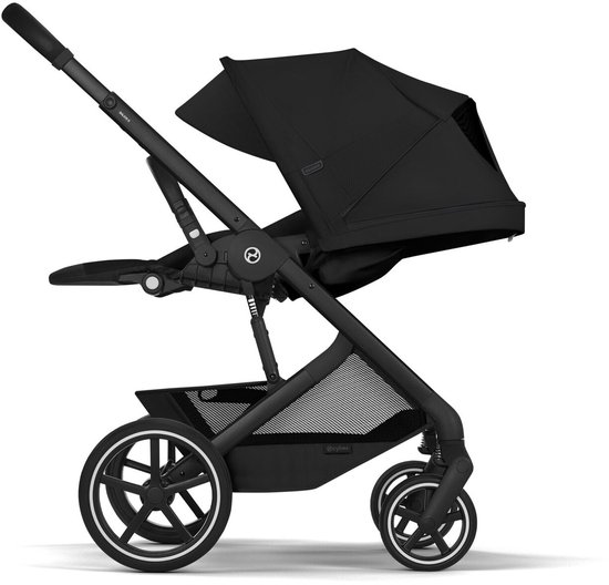 Zwarte kinderwagen met verstelbare duwstang, grote kap en netmand.