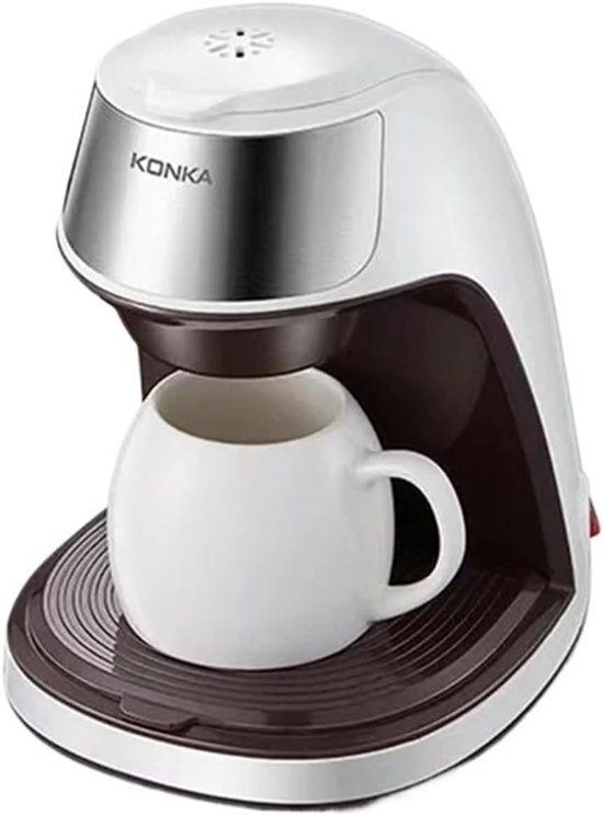 Wit Konka koffiezetapparaat met een witte mok.