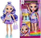 Modepop Violet Willow in verpakking, met paars tie-dye kleding en paarse rok, zittend op een regenboog.