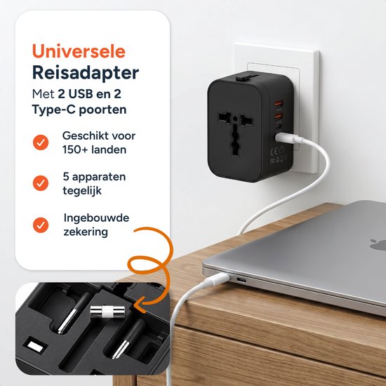 Zwarte reisadapter in stopcontact met laptop, smartphone, smartwatch en tablet aangesloten via USB-C en USB-A poorten.