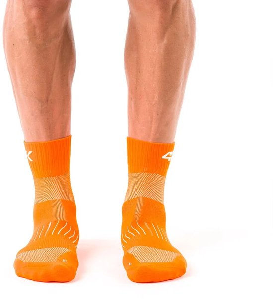 Oranje sportsokken met witte accenten en merklogo