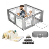 Man en baby in grijze box met speelballen, speelmat en draagtas.