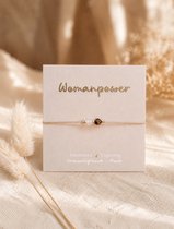 Armbandje edelstenen met Kaartje - Womanpower - Maansteen Tijgeroog - Vrouwelijkheid Moed - Cadeautip - Sterke vrouw - Vruchtbaarheid - Menstruatieklachten - Moed - Intuïtie