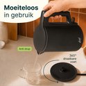 Zwarte waterkoker met anti-druipuitloop, terwijl water in een glazen mok wordt gegoten. 360° draaibare voet.