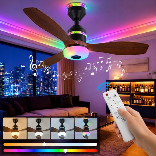 Houten plafondventilator met RGB-lichteffecten, gemonteerd in een woonkamer met uitzicht op de stad, met afstandsbediening.