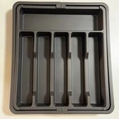 Bacs à couverts noirs en extensibles en plastique avec 6 à 8 compartiments.