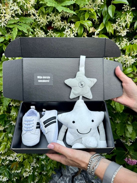 Kraamcadeau Muziekmobiel Sneakers Wit - kraamkado jongen met sneakers, knuffel met muziek en speelgeluid - rammelaar - zwangerschap cadeau — afbeelding 2