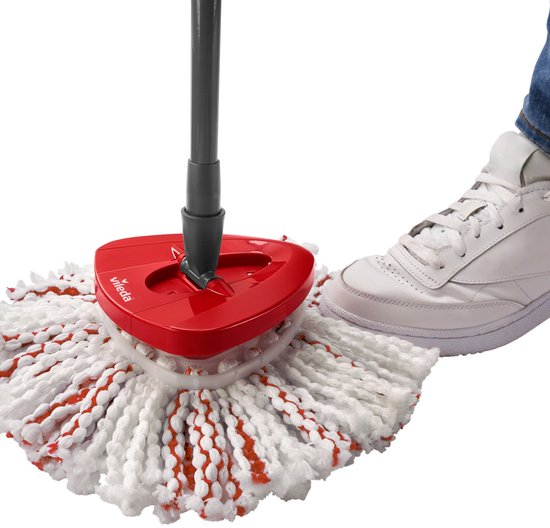 Rode Vileda spinmop met witte en rode strengen, naast een witte sneaker.
