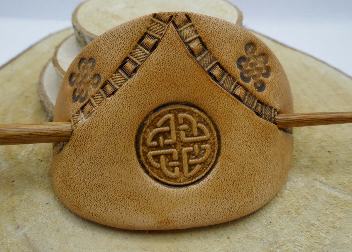Leren beige haarspeld van ronde knoop met 2 kleine knopen + houten haarstok - hairpin celtic knot with wood pin - leuke haarspeld met knoop - keltische lederen haarspeld - apart handgemaakte haarspeld