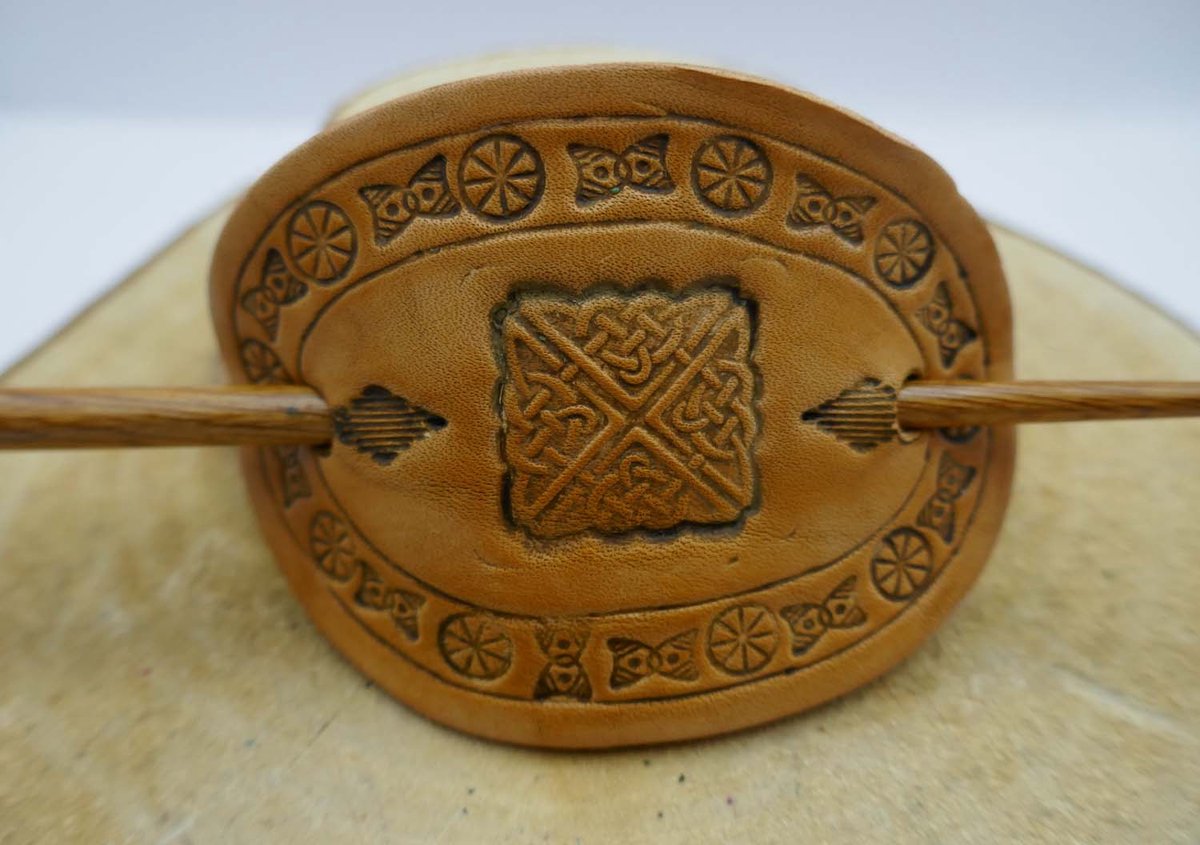 Leren beige haarspeld van 4 delige keltische knoop in sierrand + houten haarstok - hairpin celtic knot with wood pin - leuke haarspeld met knoop - keltische lederen haarspeld - apart handgemaakte haarspeld
