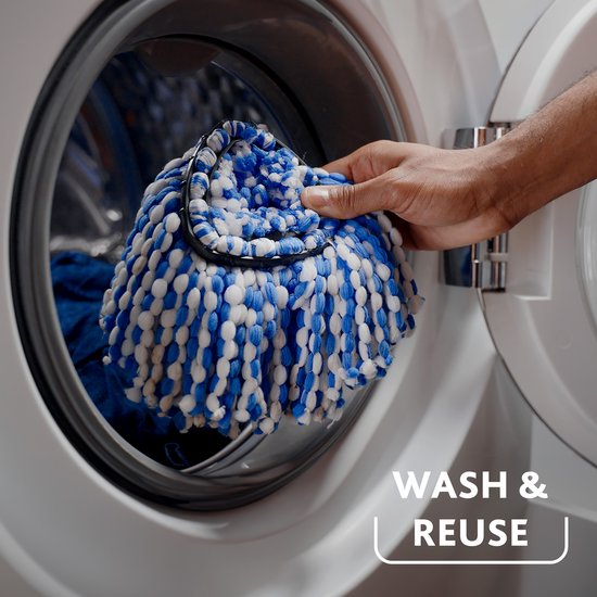 Hand legt een blauwe en witte spinmop in een wasmachine. "WASH & REUSE"