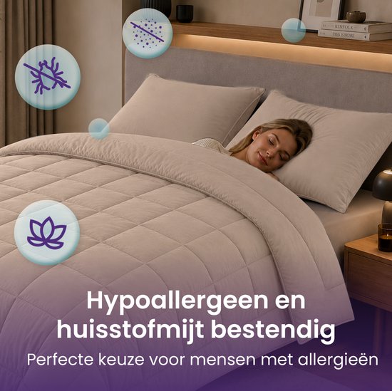 Een vrouw slaapt onder een beige dekbed op een bed. Iconen voor hypoallergeen en huisstofmijt. Tekst: 'Hypoallergeen en huisstofmijt bestendig. Perfecte keuze voor mensen met allergieën'.