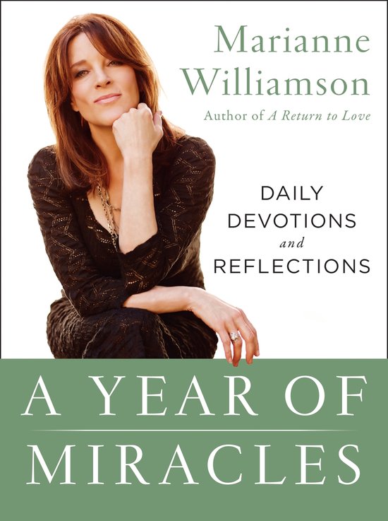 Marianne Williamson portant une robe noire en dentelle, A YEAR OF MIRACLES
