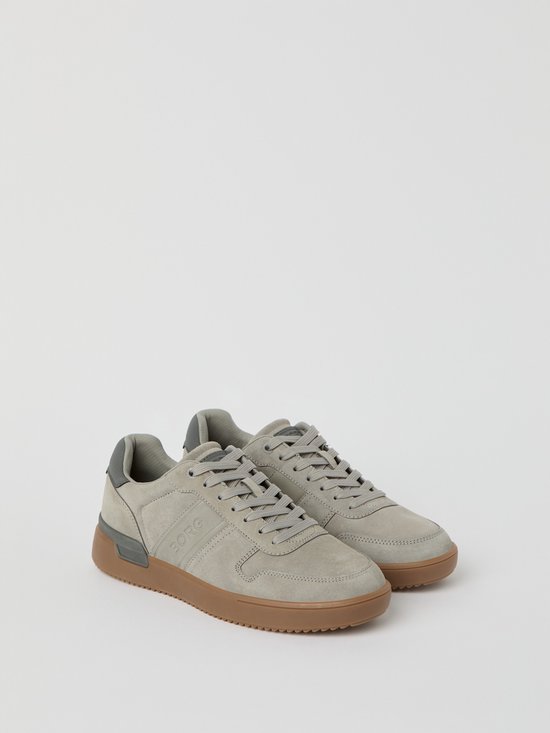 Grijze suède Björn Borg sneakers met bruine zool, gezien vanaf de zijkant.