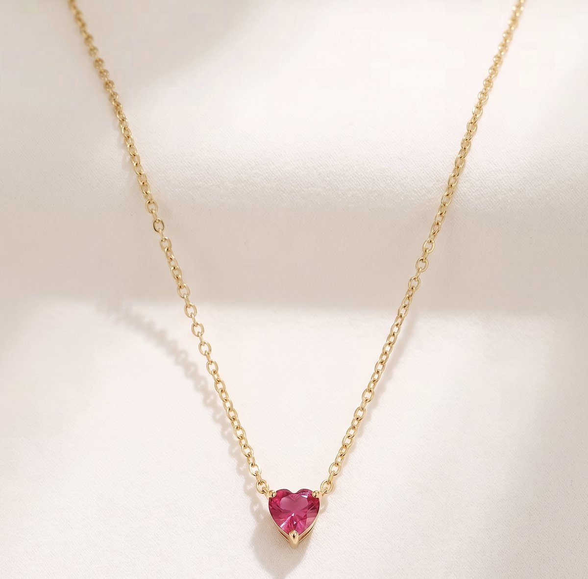 Maevi® Ketting Geboortesteen Hartje - Maand: Januari - Kleur: Goud - Geboortesteenketting / Birth Necklace - Kraamcadeau - Incl. Luxe Verpakking - Stainless Steel / RVS - Verkleurt Niet - Baby Cadeau / Moeder / Mama - Hartje / Heart - Kado - Dames