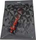 Oranje veiligheidshamer met rode details in een donkergrijze plastic verpakking met geometrisch patroon.