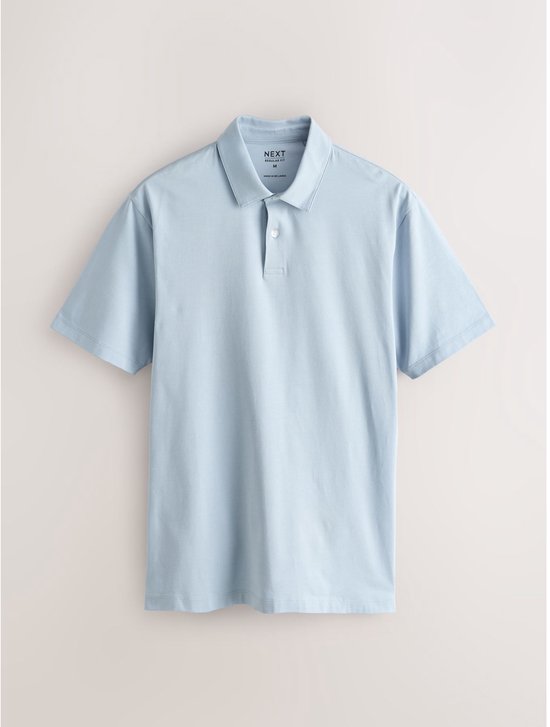 Een lichtblauwe polo met korte mouwen, kraag en knoopsluiting.