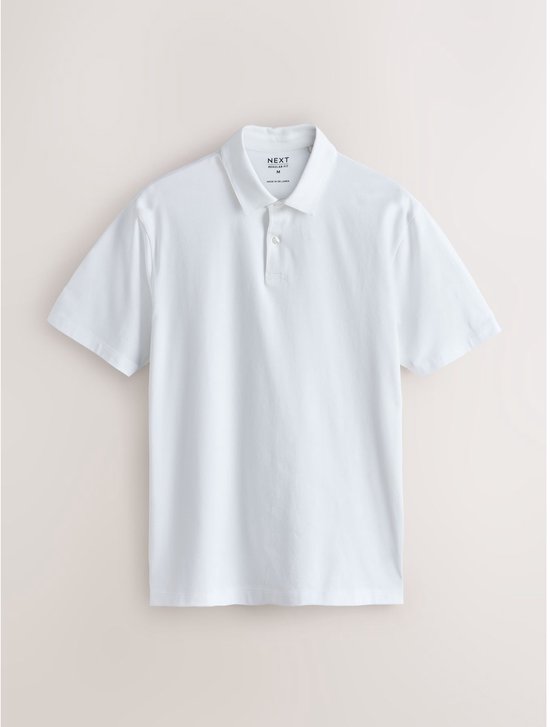 Een witte polo met korte mouwen, kraag en knoopsluiting.