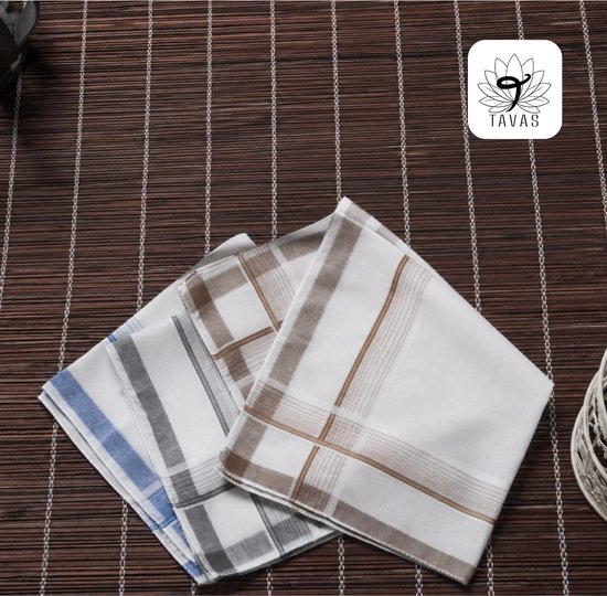 Drie zakdoeken, wit met blauwe, grijze en beige strepen.
