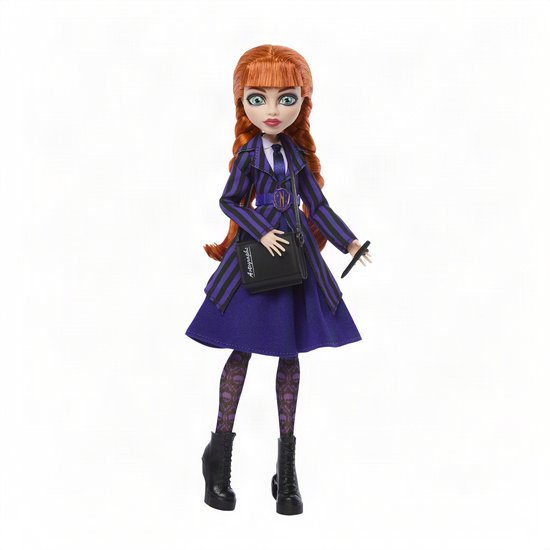 Monster High Agnes DeMille pop met rood haar, blauwe gestreepte jas, paarse rok en unieke schoenen.