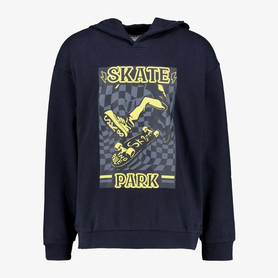 Donkerblauwe hoodie met opdruk 'SKATE PARK' in geel, met een schaakbordpatroon en skateboardillustratie.