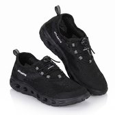 Zwarte Atlantis waterschoenen met mesh bovenwerk, snelle sluiting en drainagegaten in de zool.