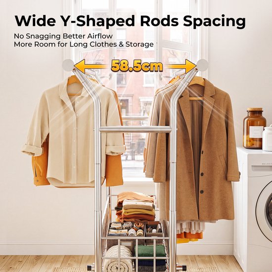 Zilveren kledingrek met een beige jas en een bruine jas. De 58,5 cm brede staaf is gemarkeerd. Onderin ligt opgevouwen kleding.