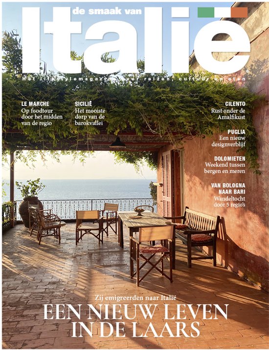 Tijdschrift De Smaak van Italië met op de cover een terras met uitzicht op zee.