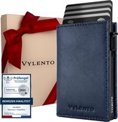 Donkerblauwe pasjeshouder met gestapelde pasjes, naast een geschenkdoos met strik en PrüfEngel certificaat.
