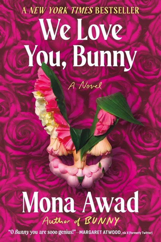 Boekomslag 'We Love You, Bunny' van Mona Awad, een nieuw York Times bestseller. Met roze rozen en een konijnenmasker van bloemen en bladeren.