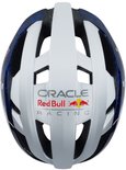 Wit fietshelm met blauwe en rode Red Bull Racing logo's en Oracle tekst.