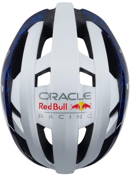 Wit fietshelm met blauwe en rode Red Bull Racing logo's en Oracle tekst.