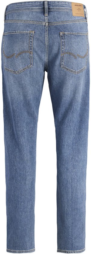 Achterkant van een spijkerbroek in medium wassing met een Jack & Jones label.