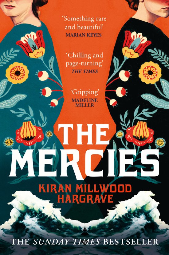 Boek "The Mercies" van Kiran Millwood Hargrave. Twee vrouwen in zwarte en blauwe jurken met bloemenmotieven, omringd door citaten.