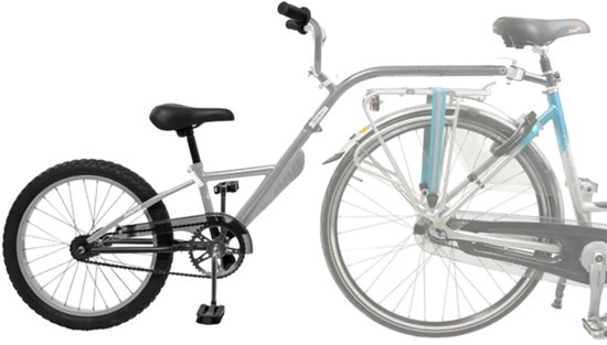 Zilverkleurige loopfiets met zwarte zadel en banden, gemonteerd op een grotere fiets.