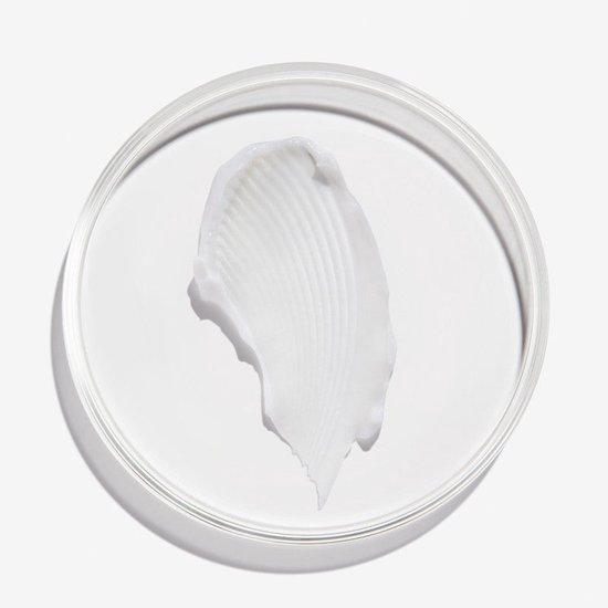 Crème blanche côtelée dans une coupelle en verre.