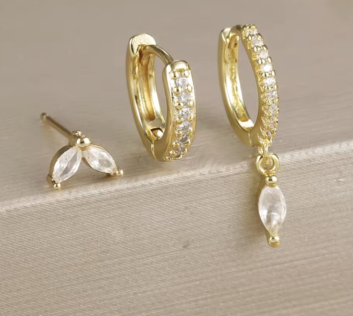 Oorbellen Set - 3 stuks - Kleur: Goud - Luxe Oorbellen - Incl. Cadeauverpakking - Oorhangers / Oorring / Oorknopjes - Hoge Kwaliteit RVS - Stainless Steel / Roestvrijstaal - Verkleurt Niet - Oorbellen Set - Oorbellen Vrouwen / Dames
