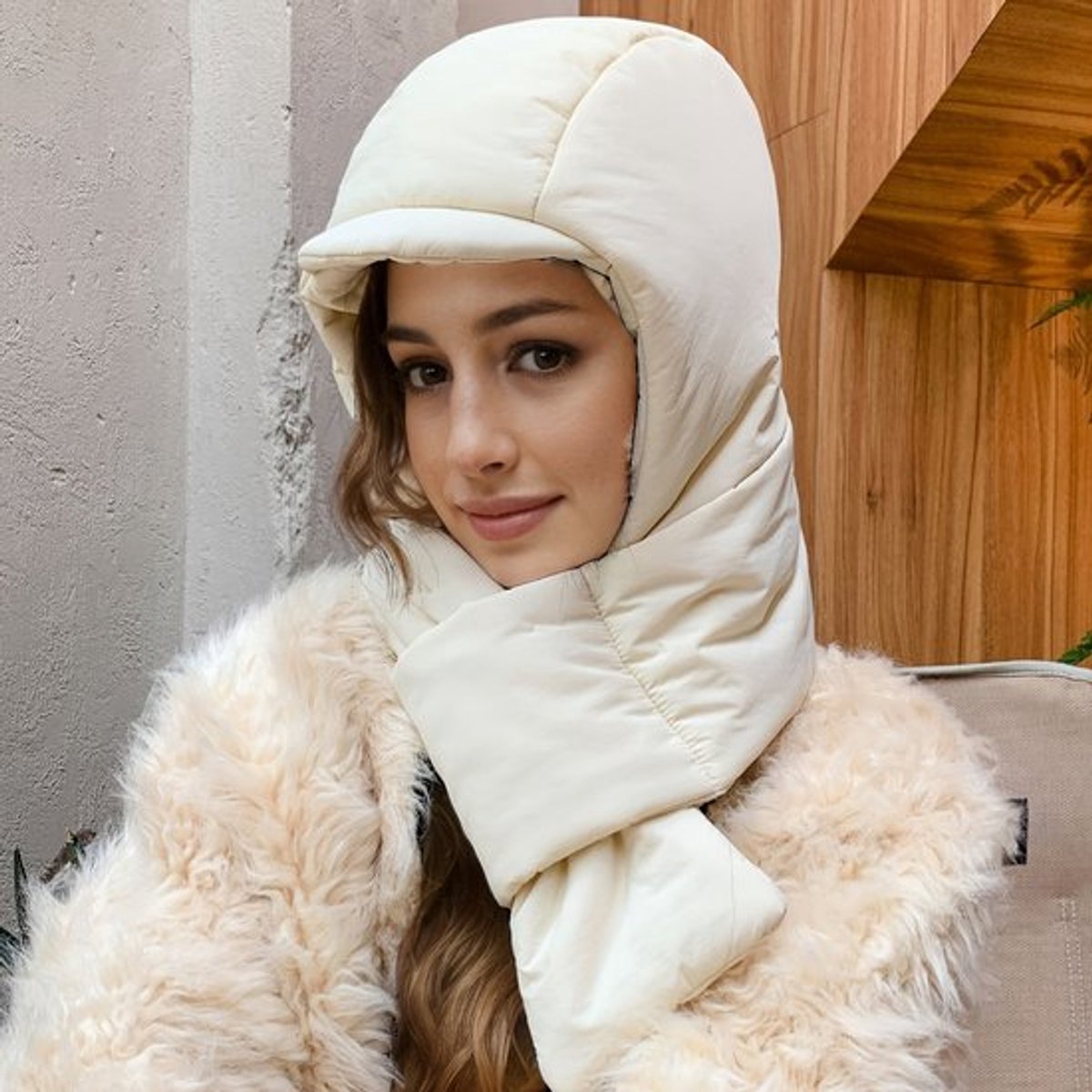 Damessjaal met capuchon en verstelbaar trekkoord | Beige winterse buitenwarmte | Zachte textuur en eenvoudig ontwerp