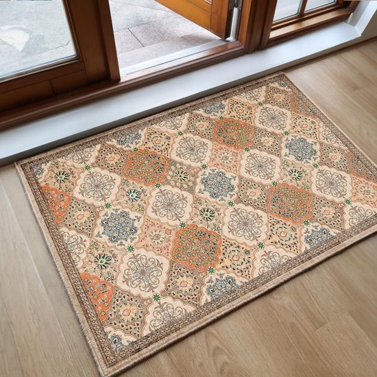 Tapis aux motifs ethniques multicolores, avec des motifs floraux orange, bleus et beiges sur fond crème.