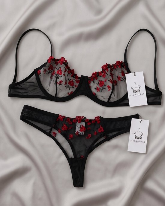 Zwarte Mila Gray lingerieset van transparante tule met rode bloemenborduursels en prijskaartjes.