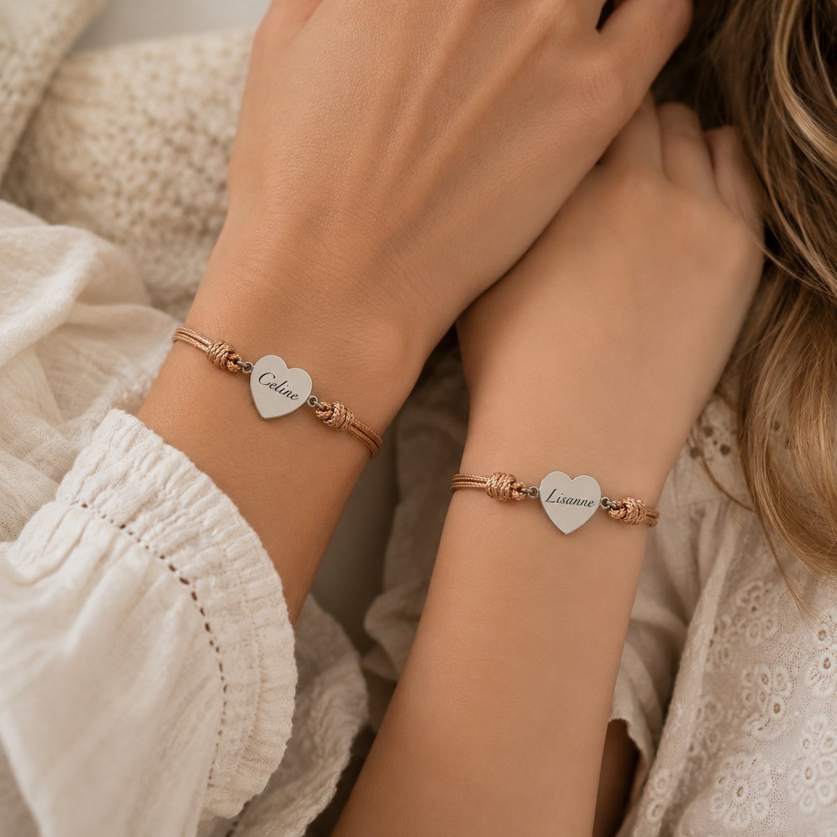 Engravia by Derya – Set van 2 Gepersonaliseerde Hart Armbanden met Naam of Datum – RVS – Gegraveerde Verstelbare Koordarmband – 30 mm Zilverkleur/Beige – Persoonlijk Cadeau voor Koppel, Vriendinnen & Familie