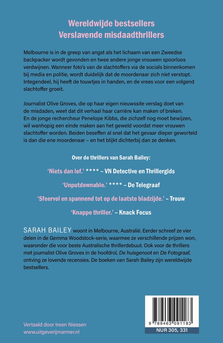 Achterkant boek "De Fotograaf" met de titel "Wereldwijde bestsellers", blurb, recensies en auteursinformatie.
